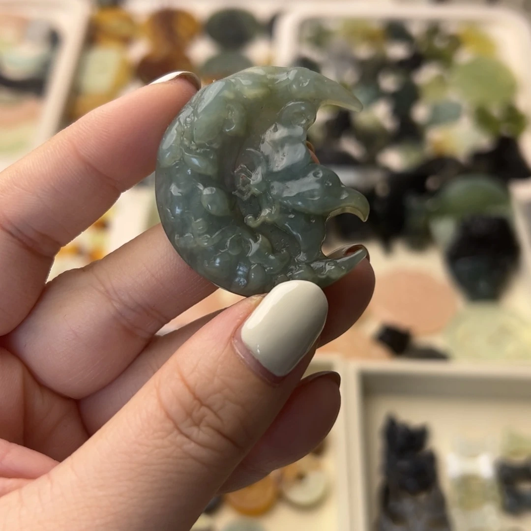 蛇纹石玉颈饰合金