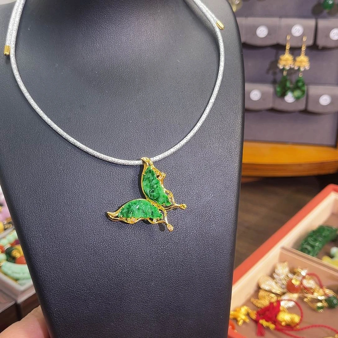 翡翠未镶嵌颈饰蝴蝶