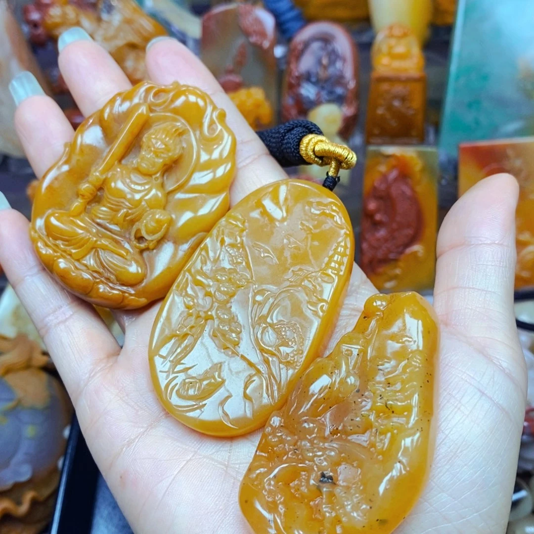 石英质玉（黄龙玉）未镶嵌颈饰