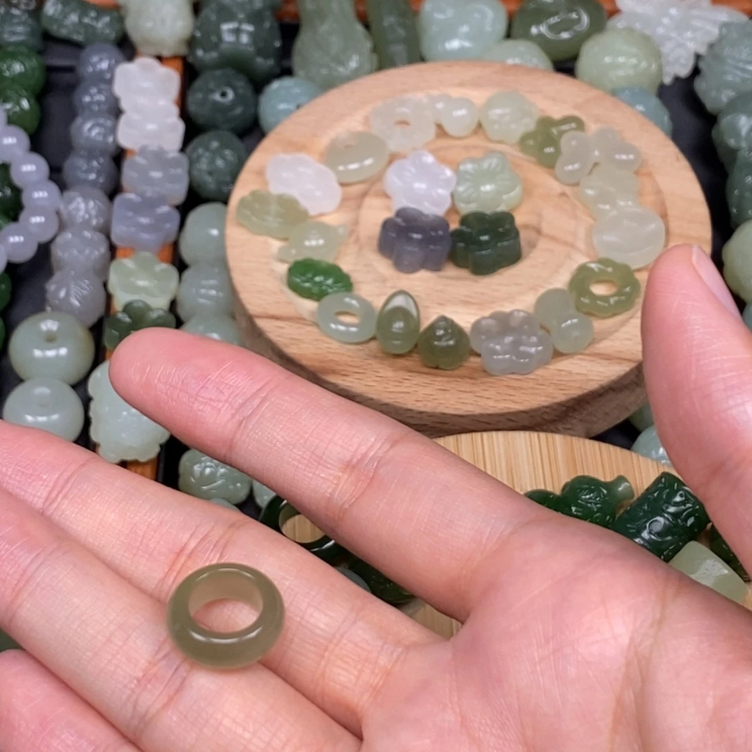 -***G和田玉未镶嵌颈饰