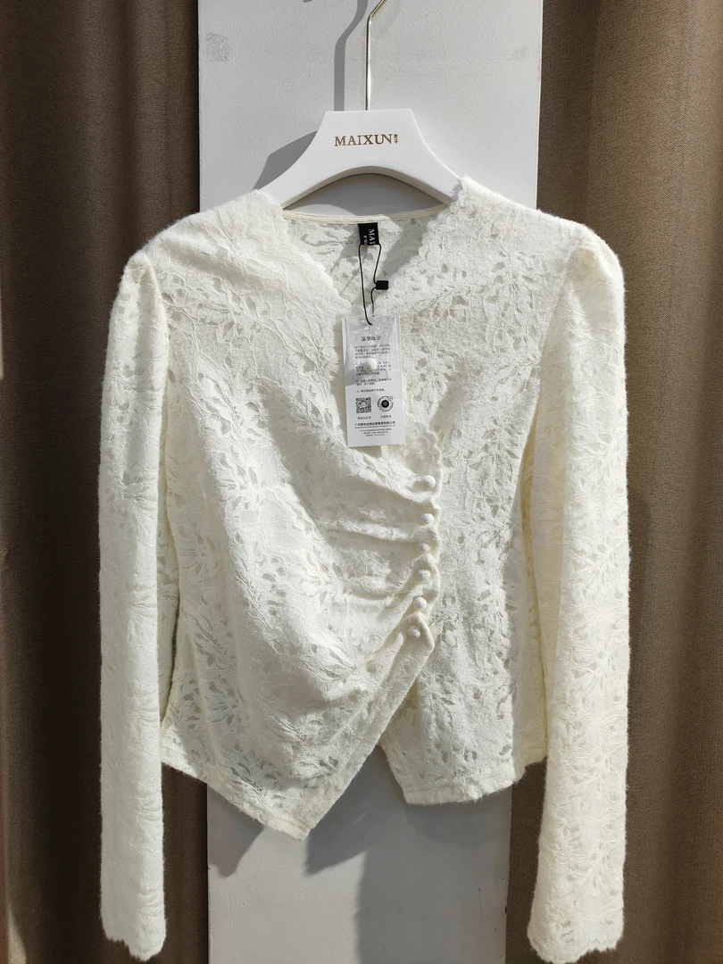 麦寻专柜蕾丝打底衫气质时尚镂空修身女士白色设计师