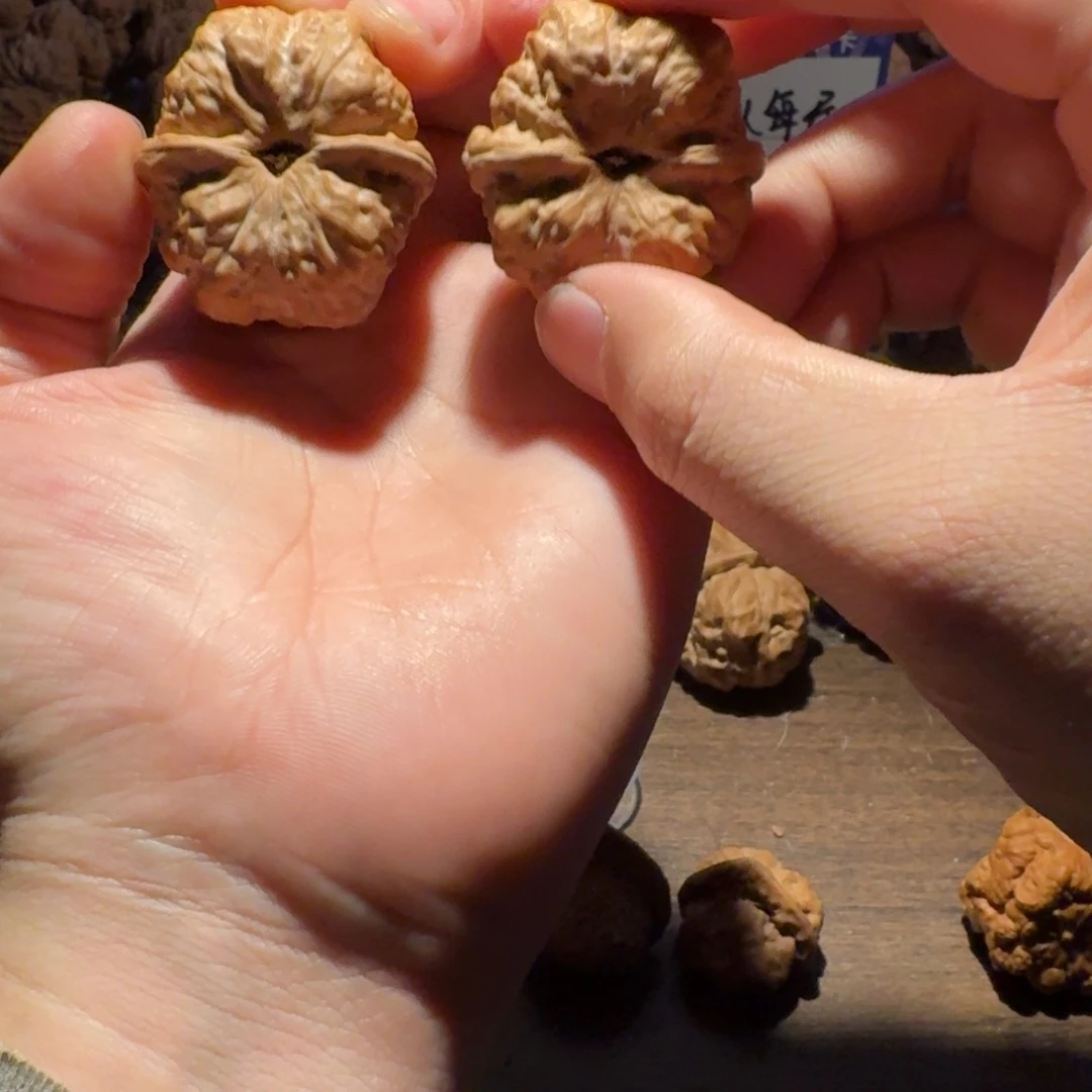 我***事吊坠文玩核桃蛤蟆的眼睛是真的好看啊我的天