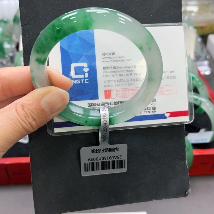 婉***婉石英质玉（非洲翠）未镶嵌手镯➕小玥57.3