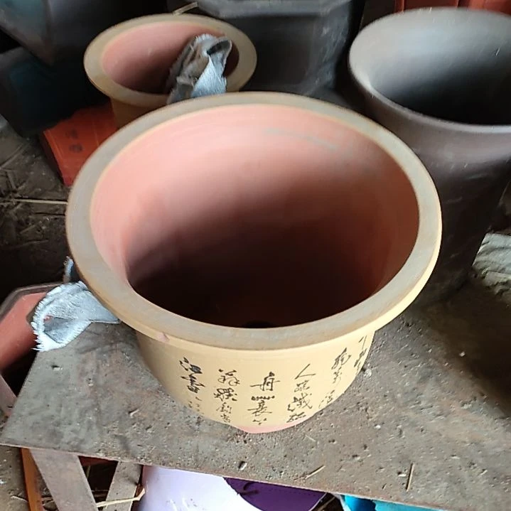 一个圆形花盆外口径30厘米，瑕疵品不调不换