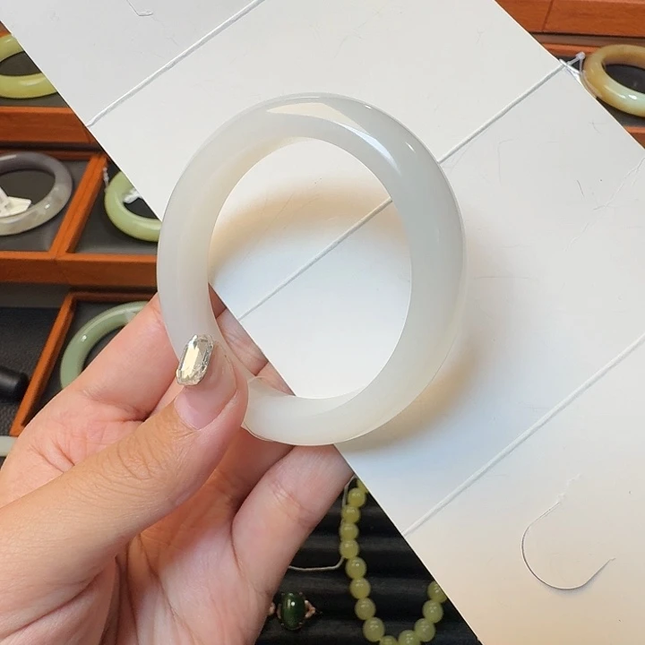 和田玉未镶嵌手镯