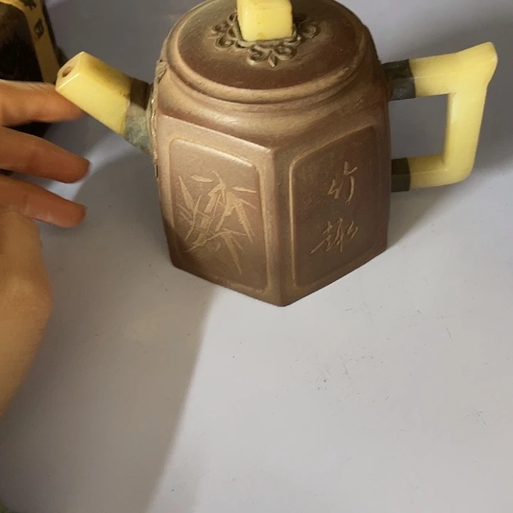 紫砂茶壶原矿泥料手工制作的一把紫砂壶。