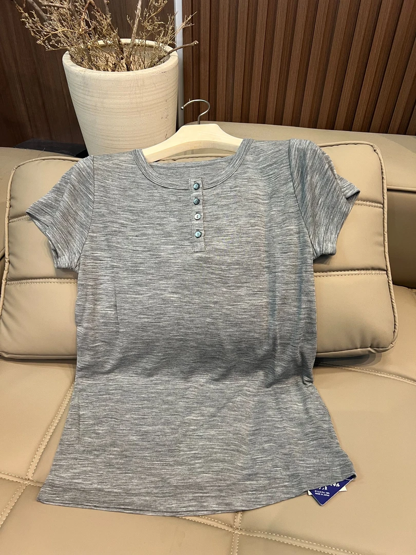 Roi-Zhang【年中大促】100超细澳毛猫眼扣夏季T恤-BL2020