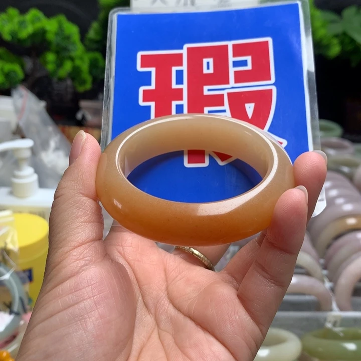 柠***.石英质玉（佘太翠）未镶嵌手镯