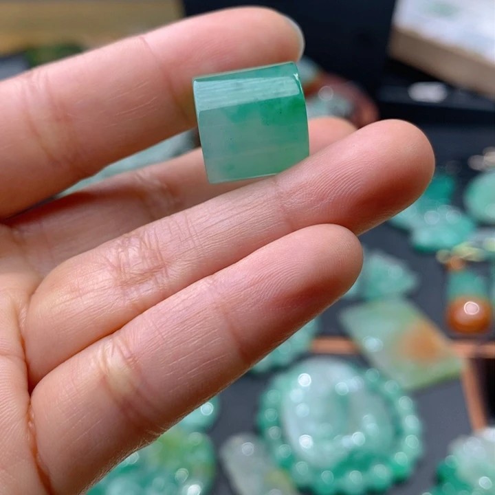 石英质玉挂件未镶嵌?**七