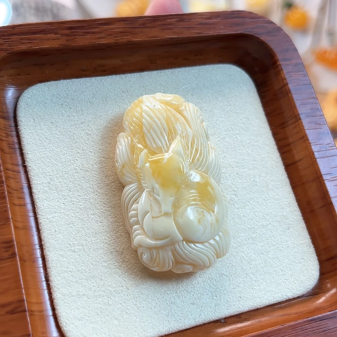 未镶嵌颈饰蜜蜡焦皮料浓蜡金溶洞奶瓷白手工雕刻九尾狐仙吊坠
