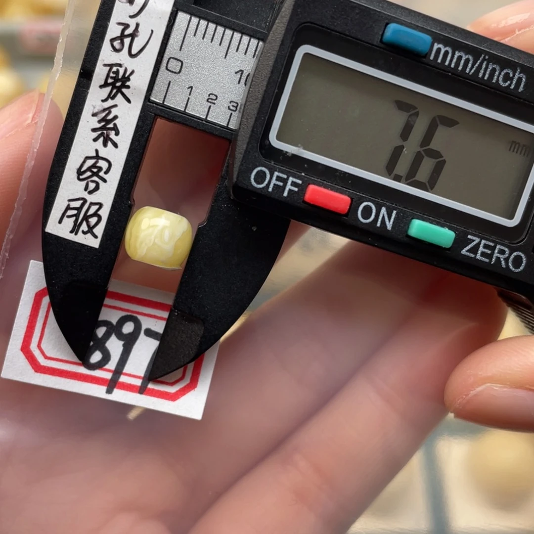 蜜蜡裸石未镶嵌小*鲨蜜蜡