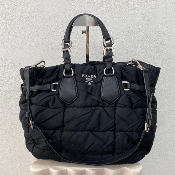 95新 Prada/普拉达 黑银降落伞褶皱托特手提斜挎包底长28 118748