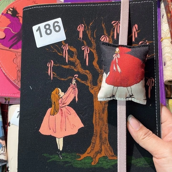 织绣小****子A5 活页送纸加绑带186。