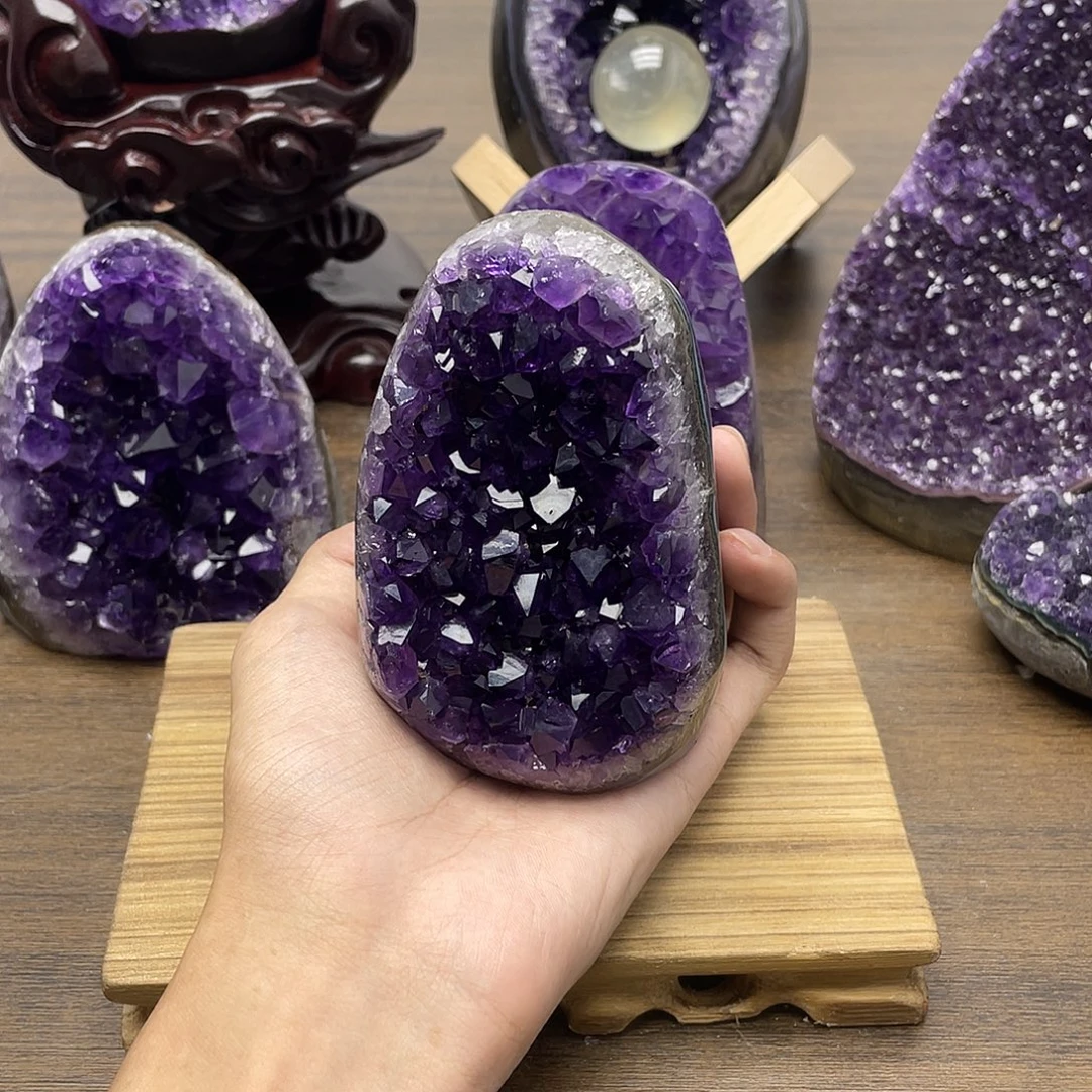 耿****紫晶大型摆件（非配饰）未镶嵌
