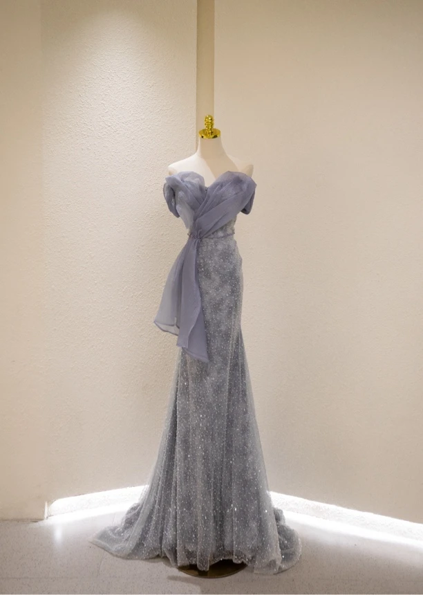 灰色鱼尾礼服婚纱店样衣
