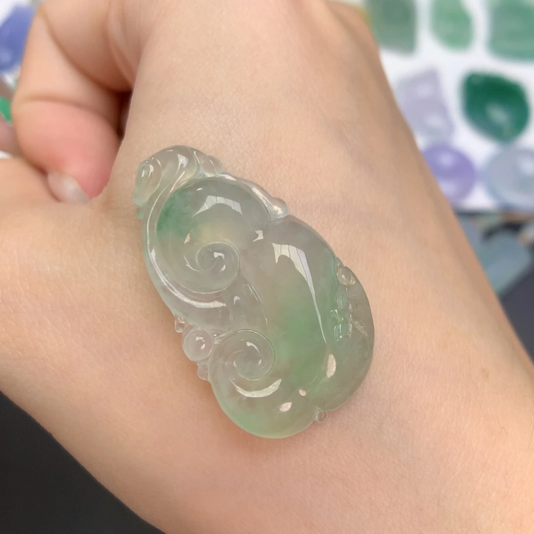 翡翠未镶嵌颈饰如意