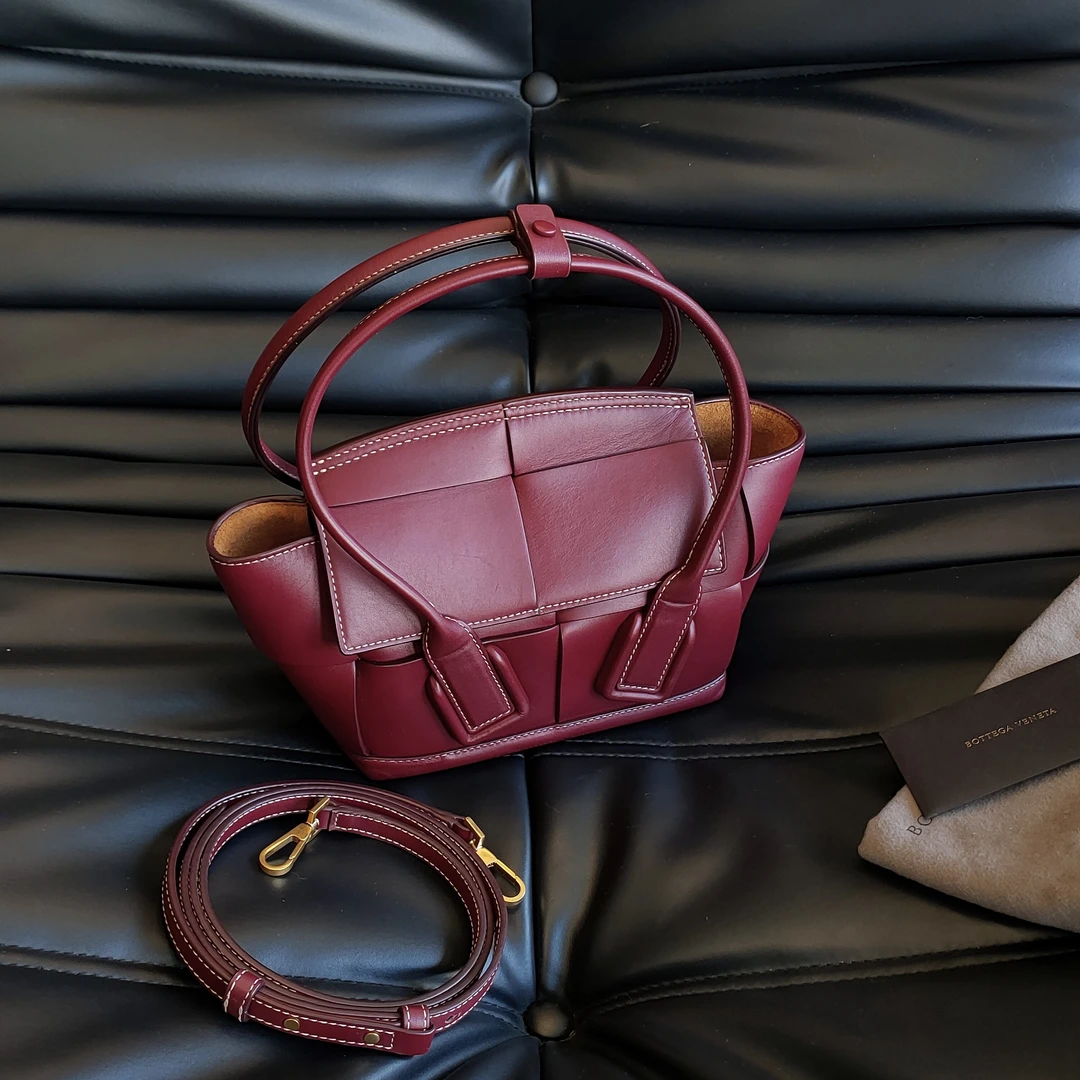 95新 BOTTEGA VENETA/葆蝶家 酒红色牛皮arco29手提斜挎包47537