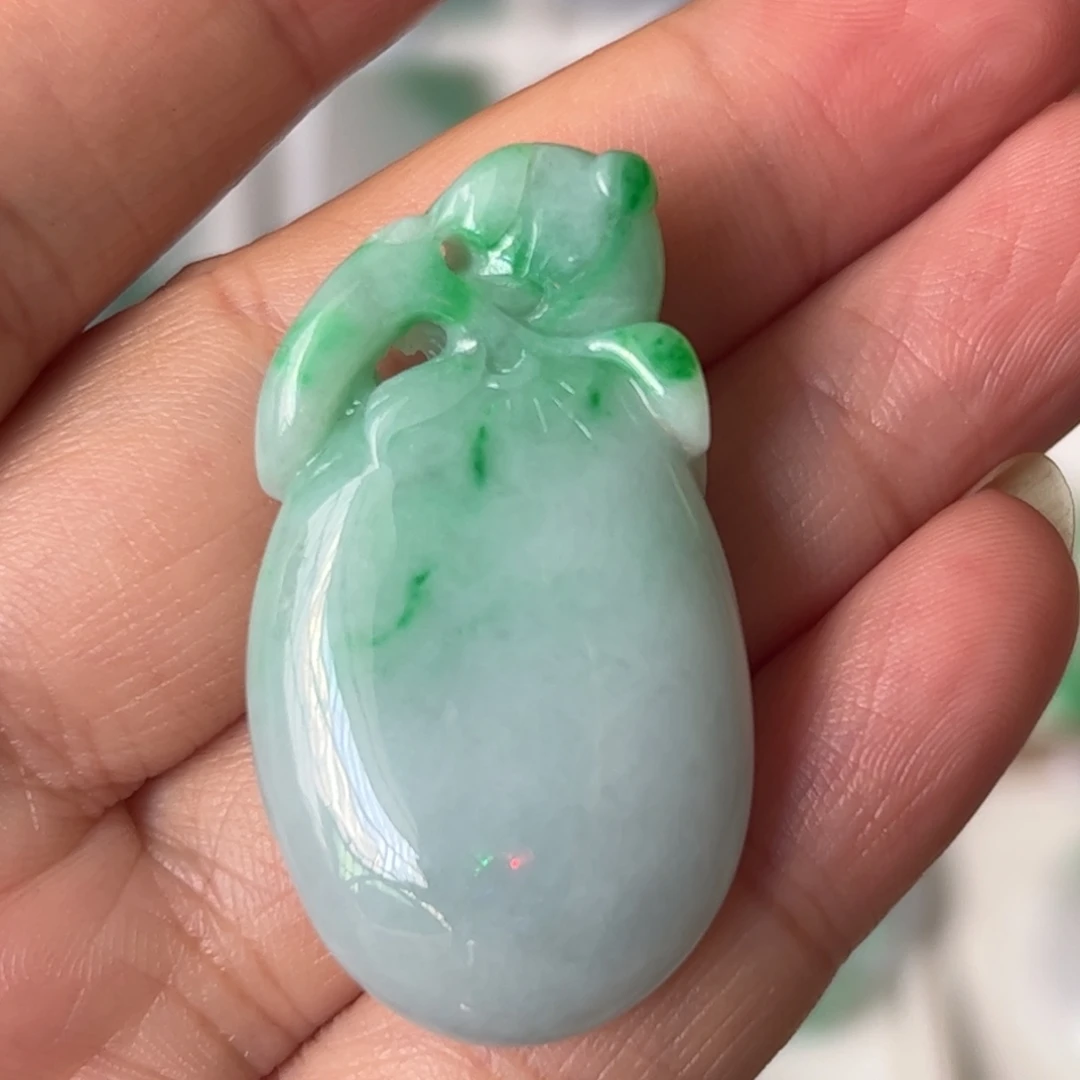 翡翠未镶嵌颈饰桃