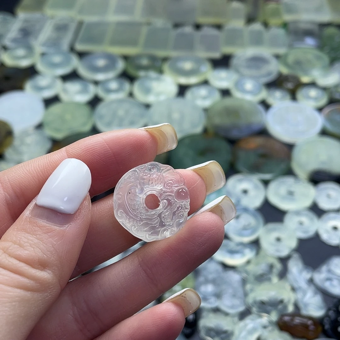 岫玉未镶嵌颈饰冰透龙扣