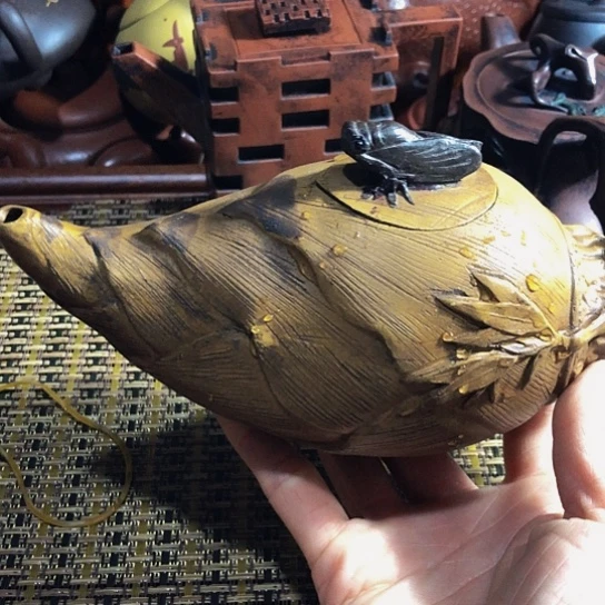 紫砂茶壶原矿泥料手工制作的紫砂壶。