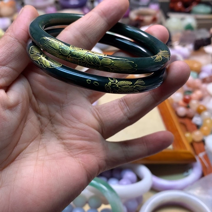 石英岩玉未镶嵌2条踏青描金59.60