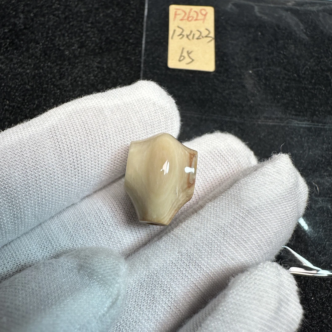 F2629天然猛犸象牙冰料果冻料鲨鱼背三通13*12.3mm