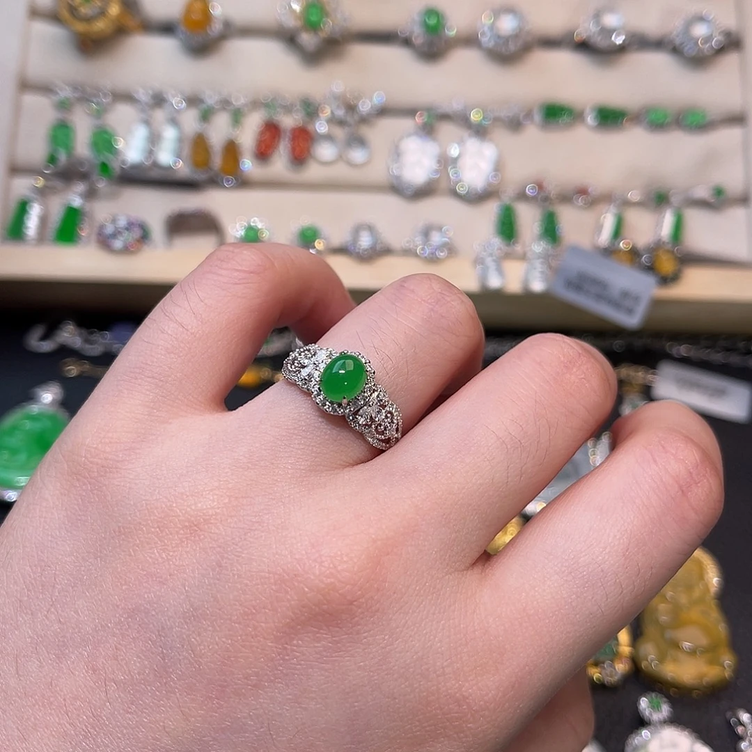 翡翠18K金镶嵌戒指蛋面