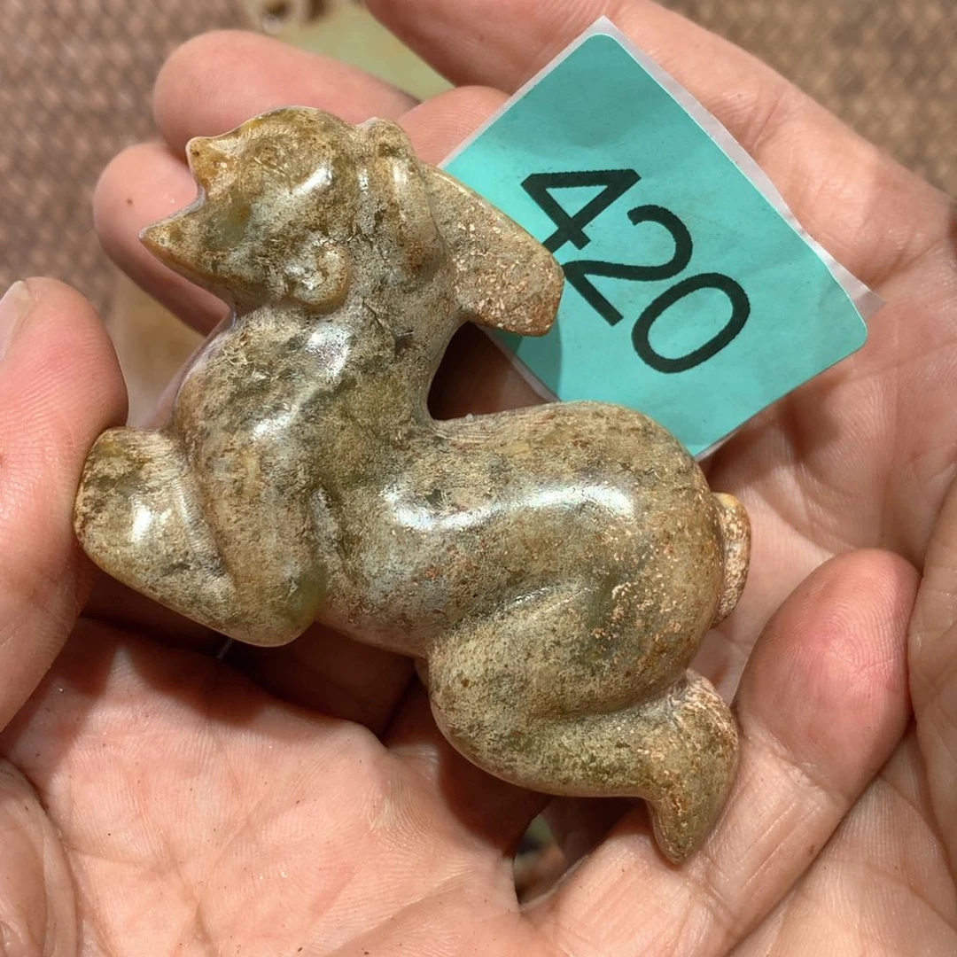 透闪石-蛇纹石玉未镶嵌颈饰