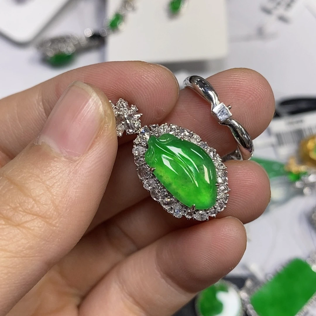 【闪购商品】颈饰18K金镶嵌翡翠?****n戒指