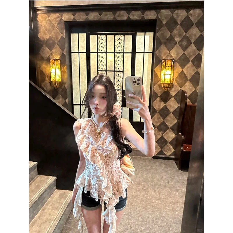 2025夏季新款碎花收腰绝美小吊带荷叶边斜肩上衣休闲百搭短裤套装