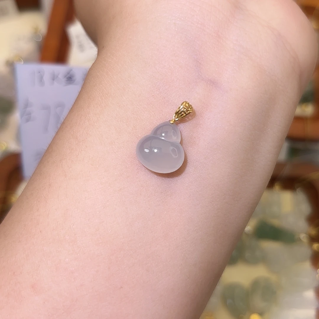 翡翠18K金镶嵌颈饰葫芦