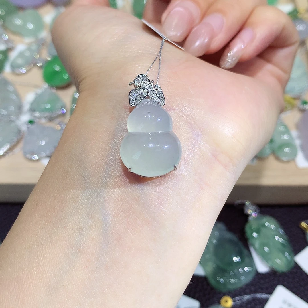 翡翠18K金镶嵌颈饰葫芦