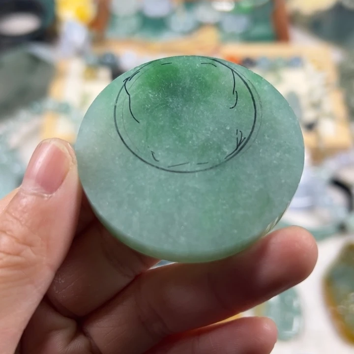 翡翠颈饰未镶嵌绿鐲心