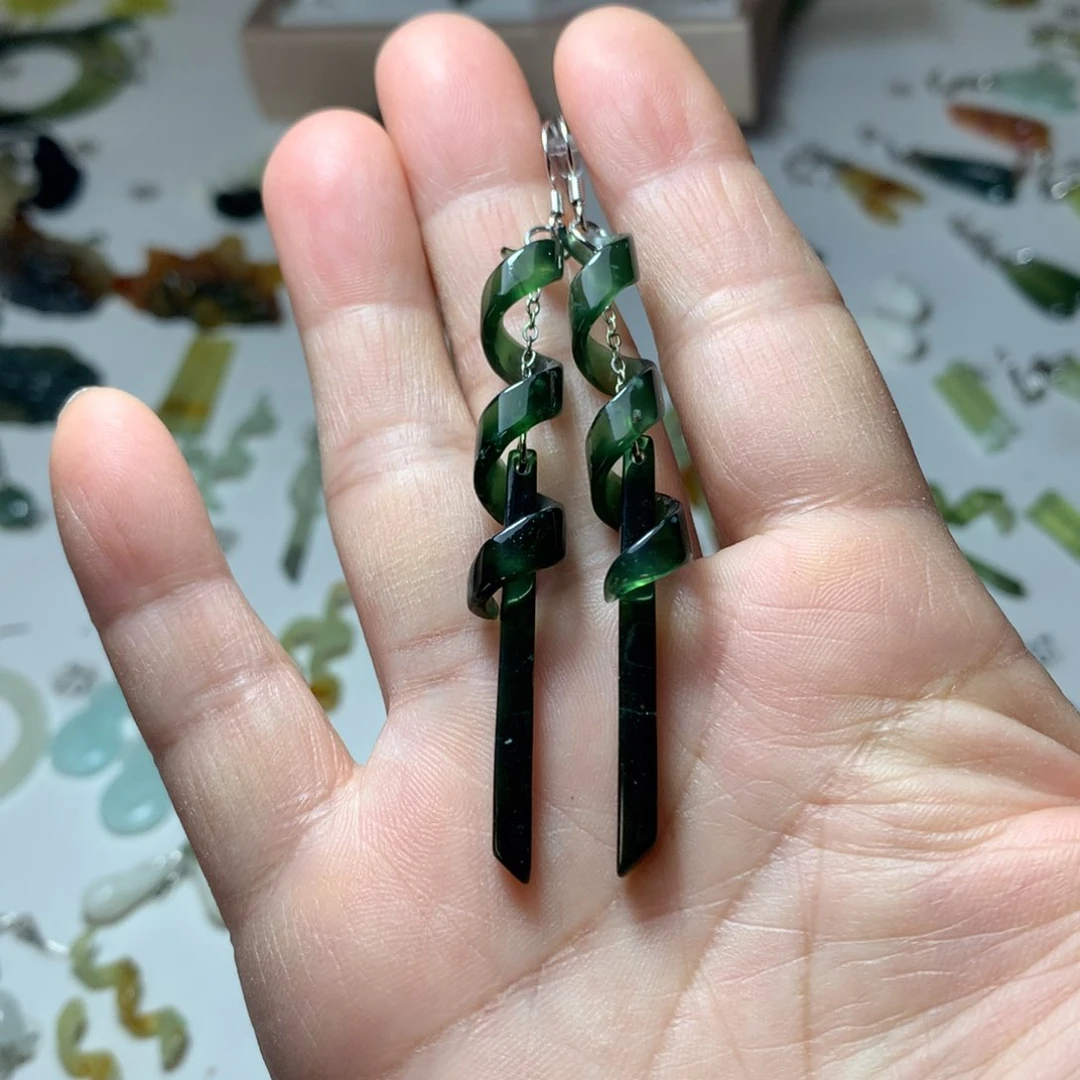 蛇纹石玉耳环未镶嵌暴**财