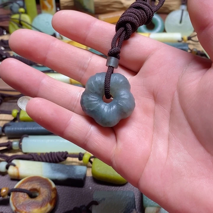 蛇纹石玉挂件未镶嵌