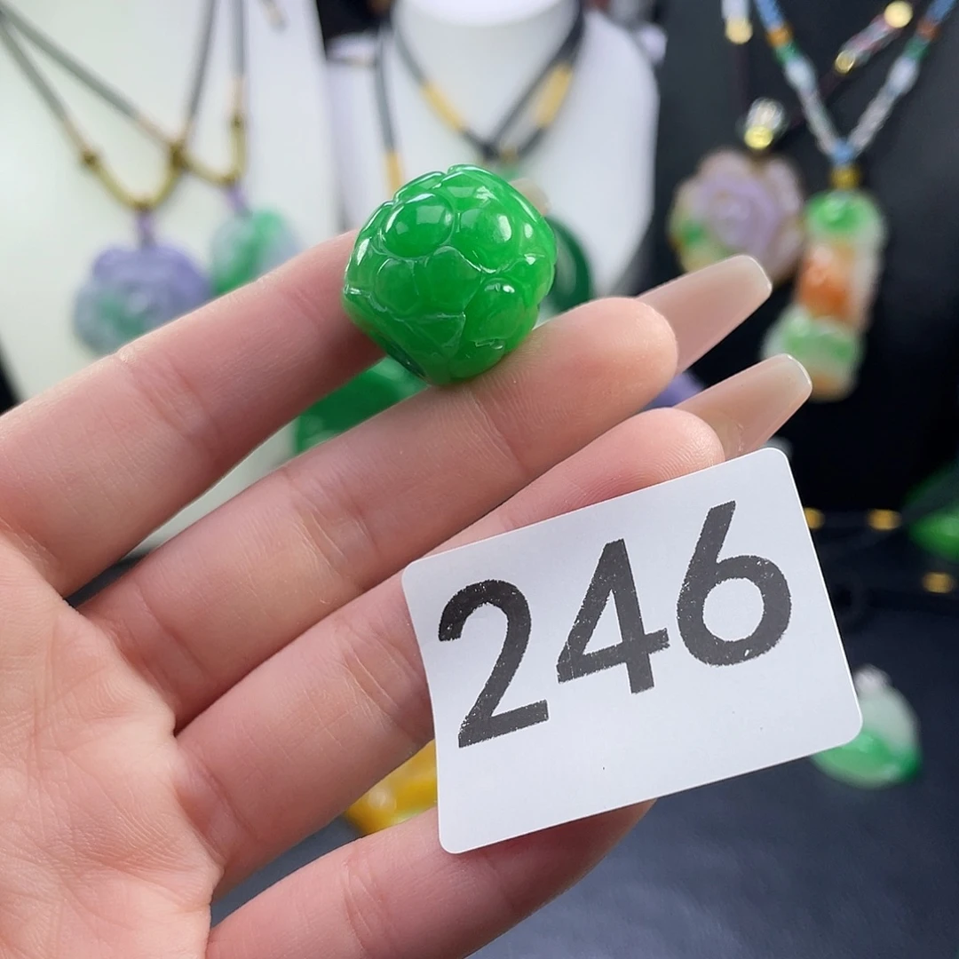 翡翠未镶嵌吊坠(赠链)