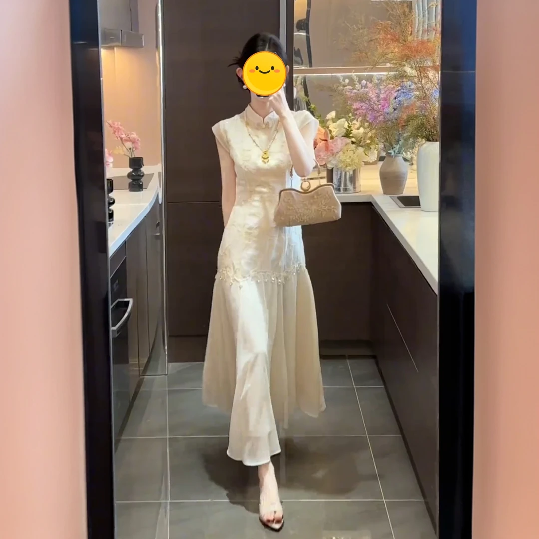 2025新中式蕾丝改良旗袍女春夏镂空钉珠短袖显瘦气质白色连衣裙