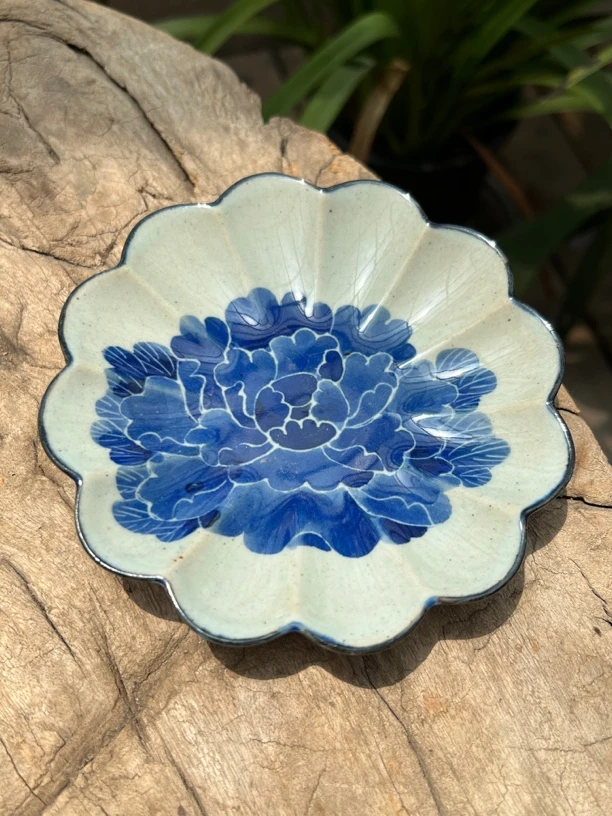 【近山古美】蓝牡丹莲花瓣小壶承高温手绘釉下青花瓷