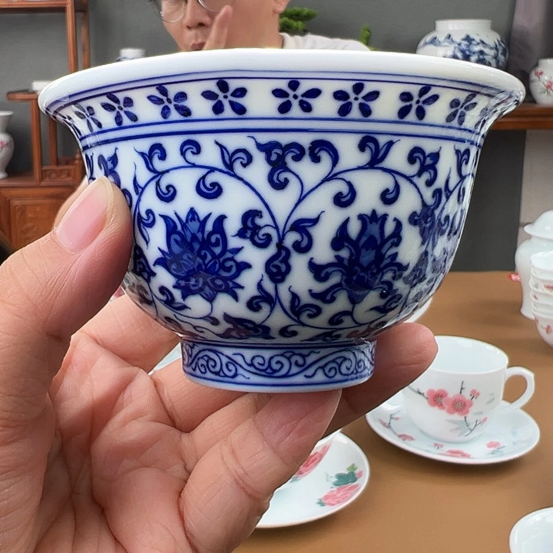 青花缠枝莲压手杯（内绘花心）