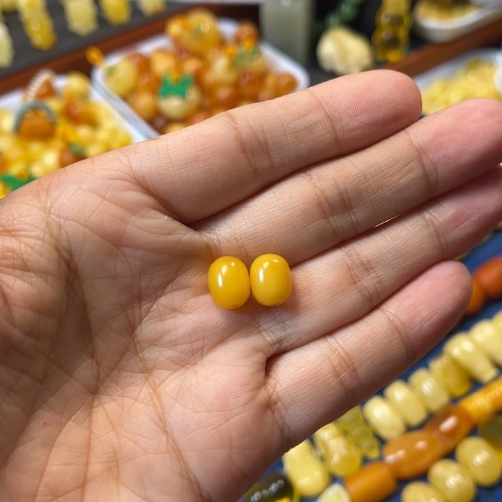 琥珀未镶嵌裸石卡8老蜡枣珠一对