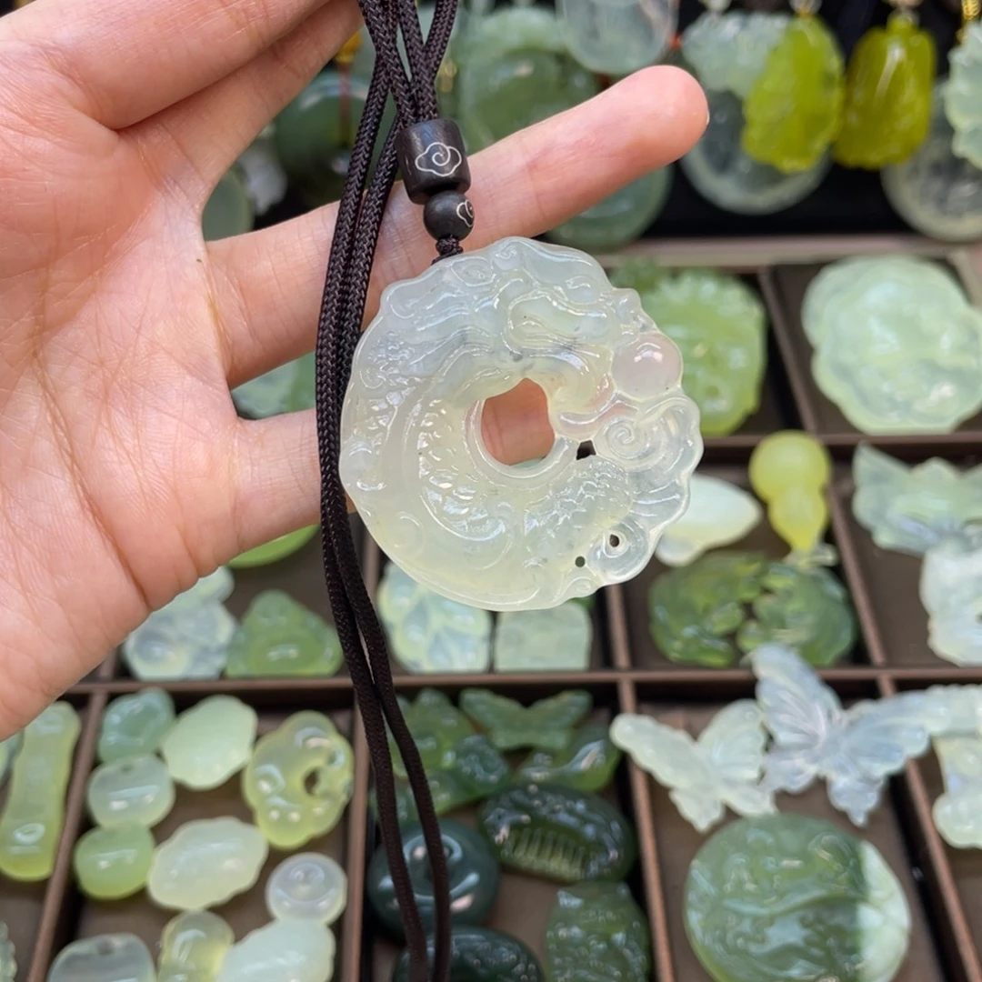 蛇纹石玉未镶嵌颈饰