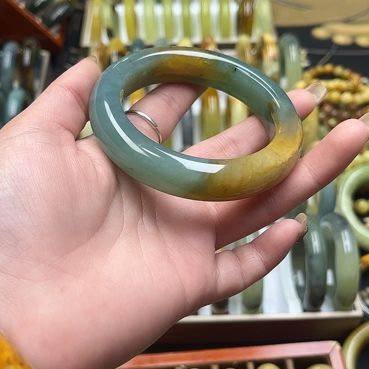 是***呀岫玉未镶嵌平安扣