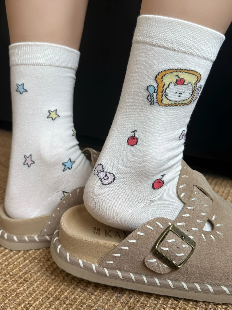 Hello Kitty白色袜子女款中筒袜秋冬款日系卡通ins棉袜学生长筒袜