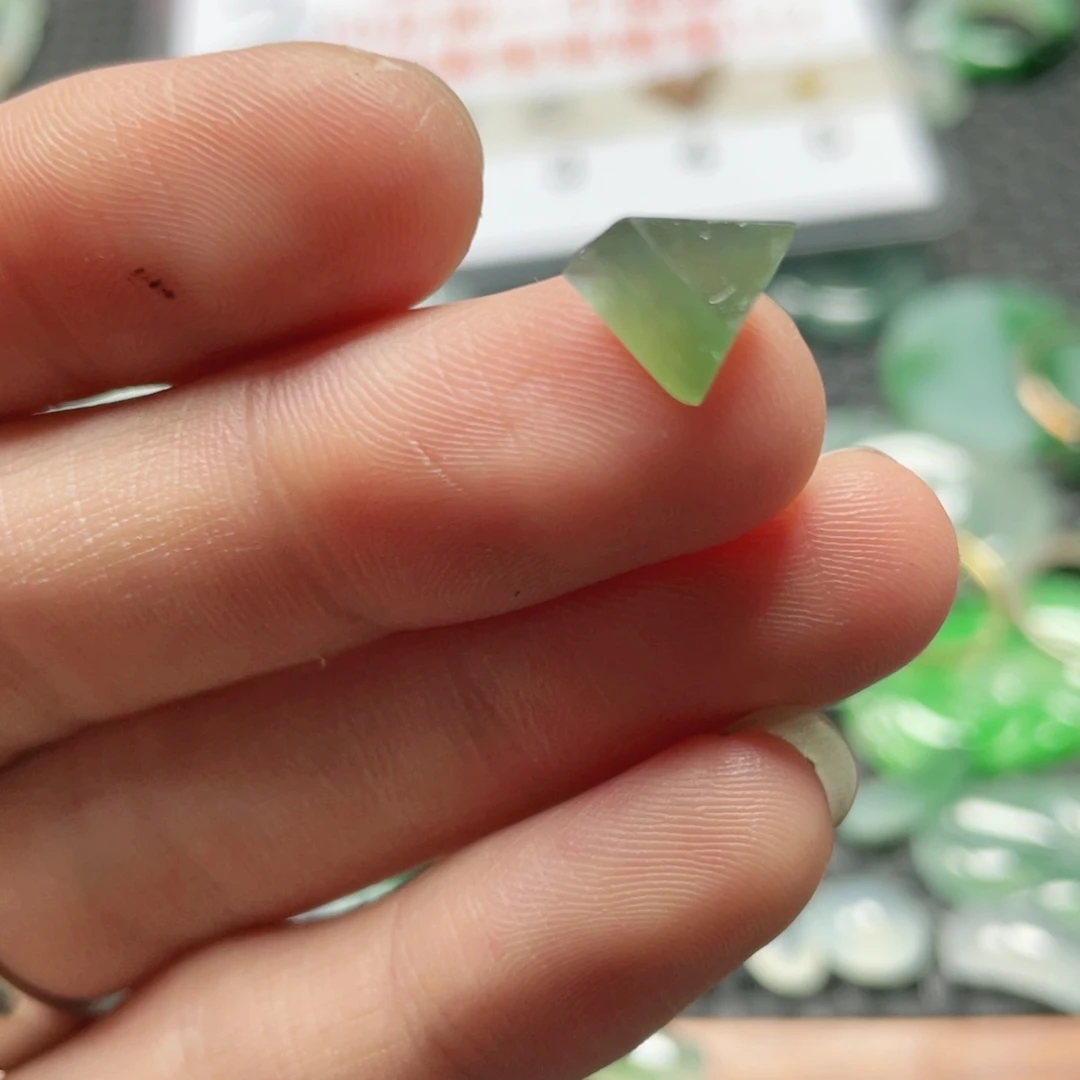 士***果定制翡翠未镶嵌翡翠