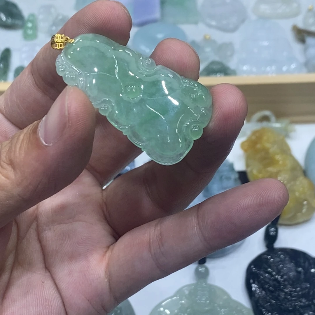 赵***宝翡翠未镶嵌颈饰冰绿荷叶鱼