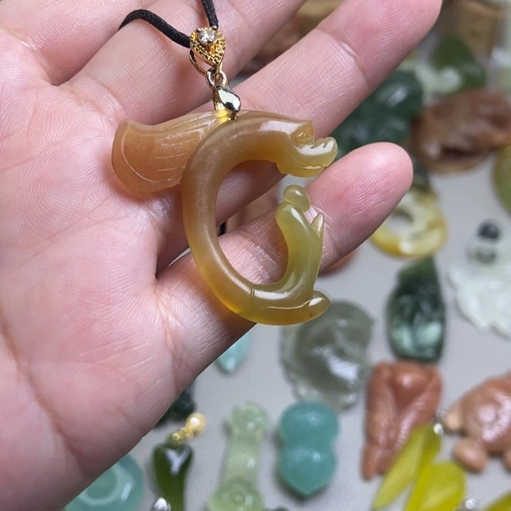 蛇纹石玉挂件未镶嵌