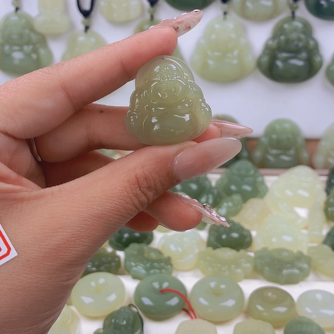 小****和田玉未镶嵌颈饰