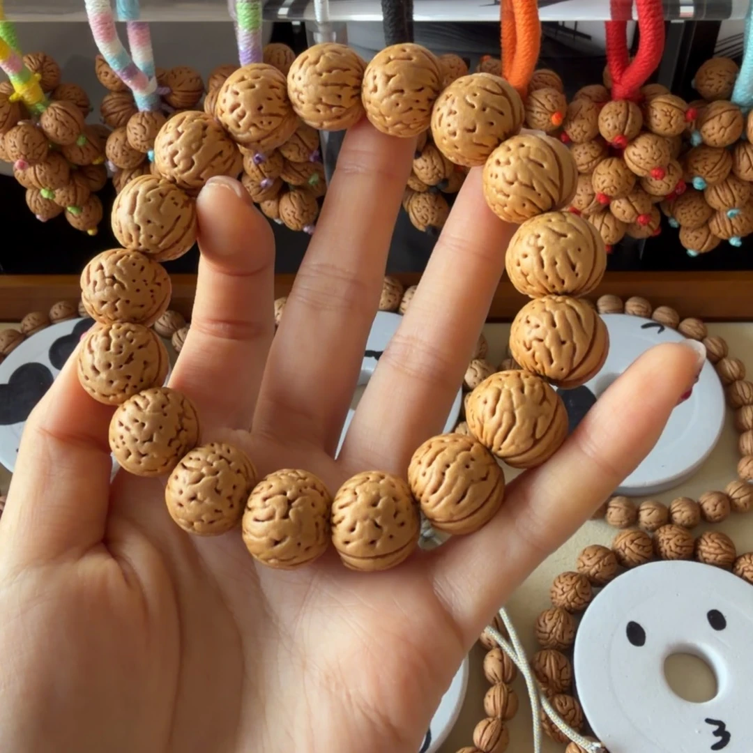 李***沂奶油皮金丹桃核吊坠