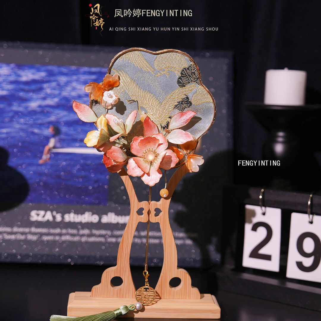 团扇中古风非遗绒花迷你小团扇巴掌扇秀禾晨袍手持喜扇拍照道具