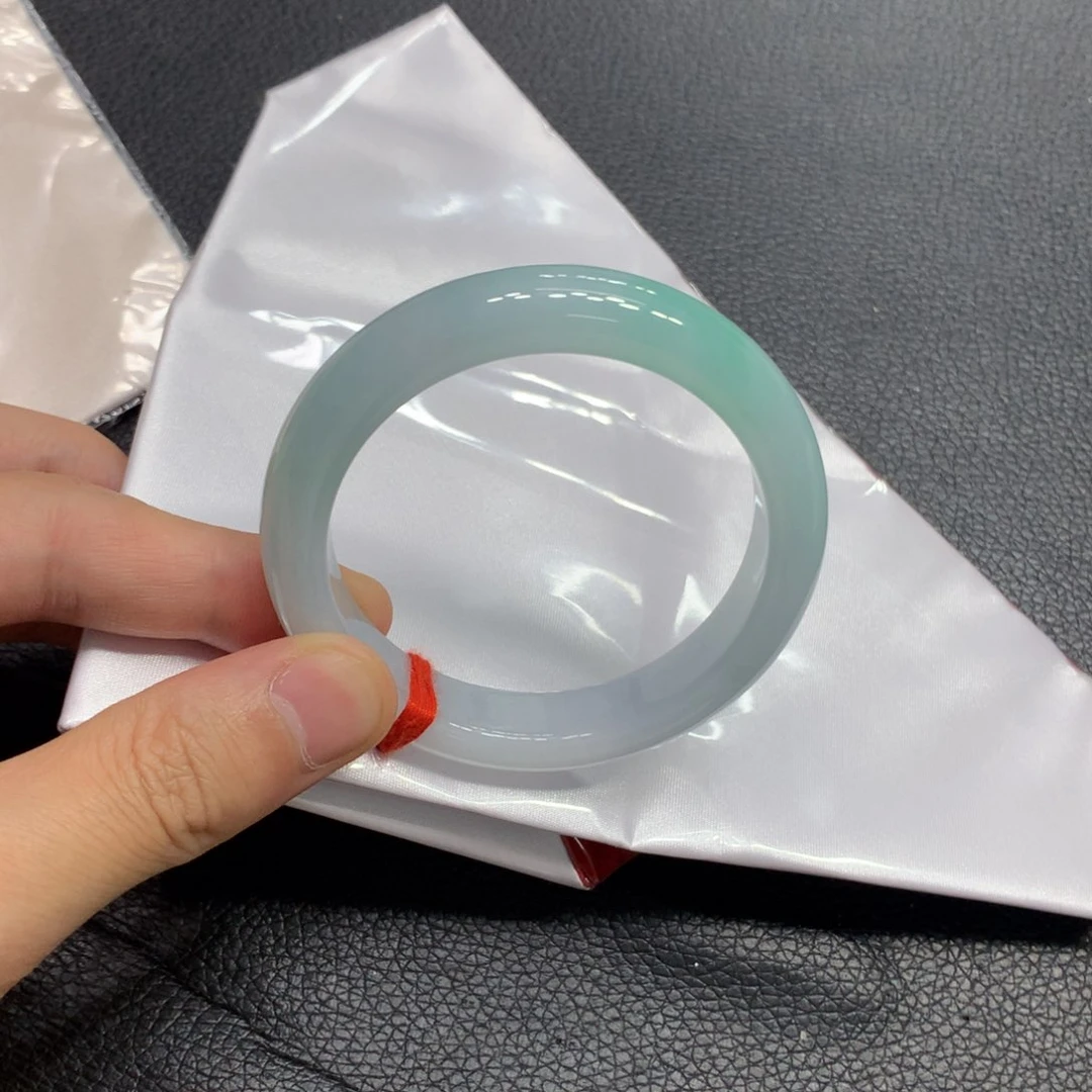 翡翠手镯未镶嵌翡翠